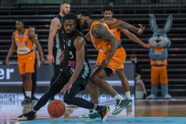 而球员则更 而球员则更